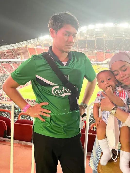 <p>Rizky Billar mengajak putra dan istri menyaksikan pertandingan sepak bola secara langsung. Sayangnya, kelub kesayangannya kalah, Lesti tertawa senang. (Foto: Instagram/@rizkybillar)</p>