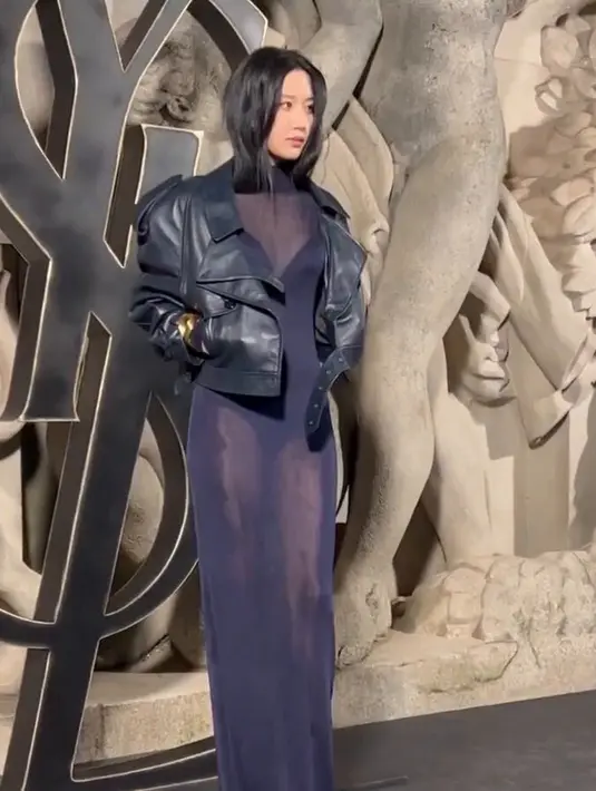Moon Ga Young tampil cantik dan seksi dengan mengenakan gaun menerawang berwarna hitam dengan memperlihatkan bra dan underwarnya saat tiba menghadiri acara Paris Fashion Week 2023. (Instagram/m_kayoung)