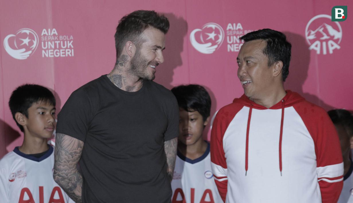 Legenda sepak bola Inggris, David Beckham berbincang dengan Menpora RI, Imam Nahrawi  di Stadion Soemantri Brodjonegoro, Jakarta, Minggu (25/3/2018). AIA membagikan 10.000 bola kepada akademi sepak bola di Indonesia. (Bola.com/M Iqbal Ichsan)