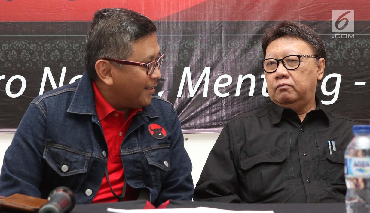 Sekjen PDIP Hasto Kristiyanto (kiri) bersama Mendagri Tjahjo Kumolo memberi keterangan terkait persiapan HUT ke-46 PDIP, Jakarta, Kamis (3/1). HUT dilaksanakan berbarengan dengan Rakornas di JIExpo Kemayoran 10 Januari. (Liputan6.com/Helmi Fithriansyah)
