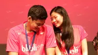 Keakraban Praveen Jordan dan Debby Susanto Juara Ganda Campuran All England 2016 saat acara penghargaan dan bonus dari PB Djarum di Plasa Senayan, Jakarta, Selasa (22/3/2016). (Bola.com/Nicklas Hanoatubun)