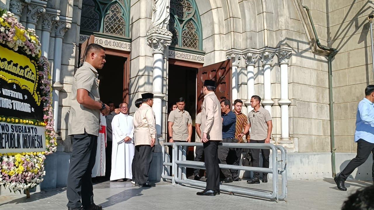 Presiden Prabowo mengunjungi Katedral Jakarta, tempat jenazah Mgr. Petrus Turang disemayamkan.
