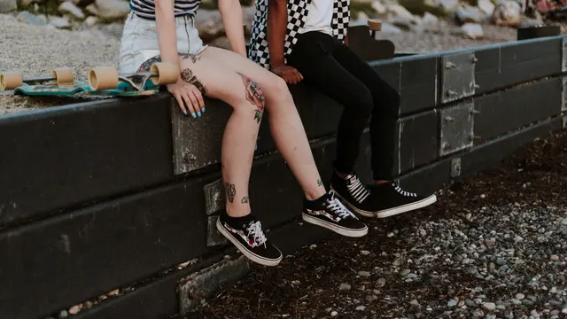 Meskipun kencan pertama bisa menjadi kesempatan yang menyenangkan untuk mengenal seseorang, ada beberapa hal yang perlu dihindari agar suasana tetap positif dan nyaman.