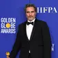 Aktor Joaquin Phoenix berpose saat menghadiri Golden Globes 2020 di The Beverly Hilton Hotel, Beverly Hills, California, Amerika Serikat, Minggu (5/1/2020). (Kevin Winter/Getty Images/AFP)