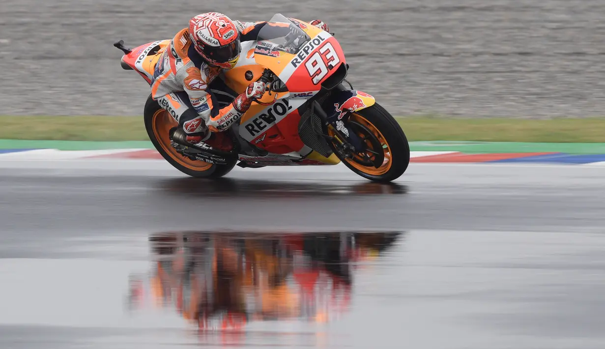 Pebalap Repsol Honda, Marc Marquez, memacu motornya pada MotoGP Argentina di Sirkuit Termas de Rio Hondo, Minggu (8/4/2018). Pada balapan ini dirinya sempat membuat Valentino Rossi terjatuh karena bersenggolan. (AFP/Juan Mabromata)