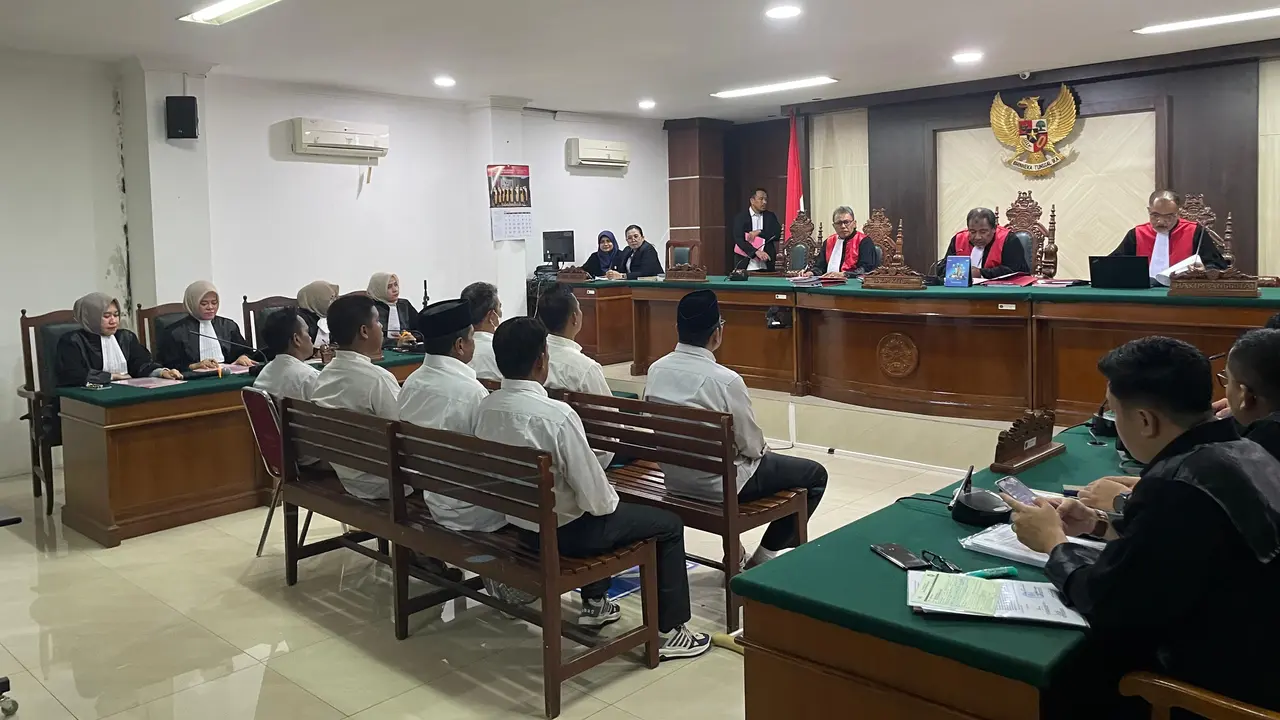 7 terdakwa korupsi pengadaan bansos Covid-19 di Makassar menjalani sidang perdana di Pengadilan Tipikor Makassar.