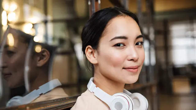 perempuan dewasa mandiri kalem