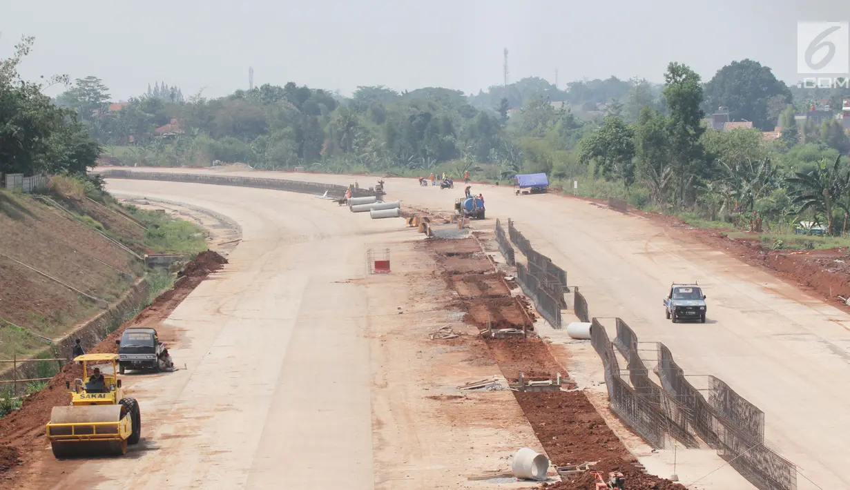 Pemandangan proyek pembangunan Tol Kunciran-Serpong di Jombang, Tangerang Selatan, Banten, Sabtu (24/11). Target pembangunan Tol Kunciran-Serpong molor akibat terkendala pembebasan lahan. (Liputan6.com/Angga Yuniar)