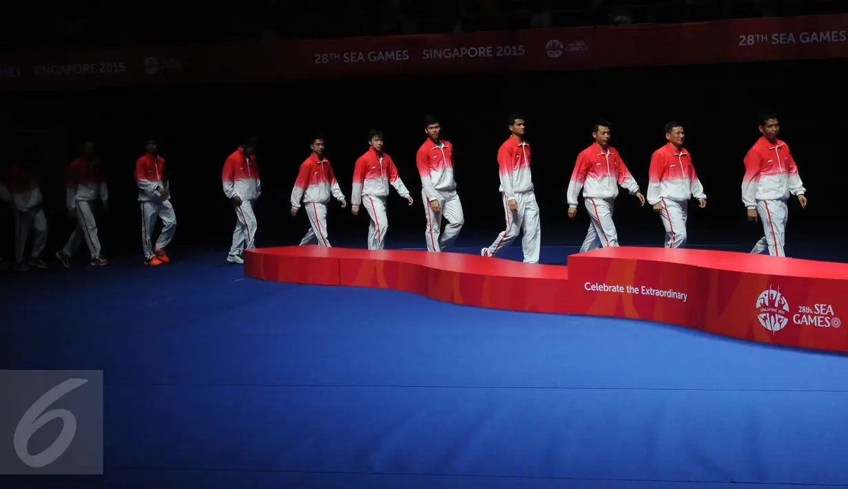Tim Bulutangkis Indonesia bersiap naik podium usai memenangi nomor beregu putra di Singapore Indoor Stadium, Singapura, Jumat (12/6/2015). Tim Bulutangkis Indonesia menang 3-2 atas Thailand dan berhak atas medali emas. (Liputan6.com/Helmi Fithriansyah)