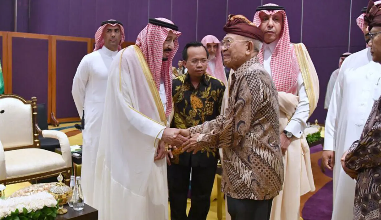 Raja Salman menyalami satu persatu tokoh lintas agama Indonesia, Jakarta, Jumat (3/3). Raja Salman ditemani Jokowi akan berdialog dengan tokoh lintas agama di Indonesia). (Biro Pers Setpres/Laily Rachev)