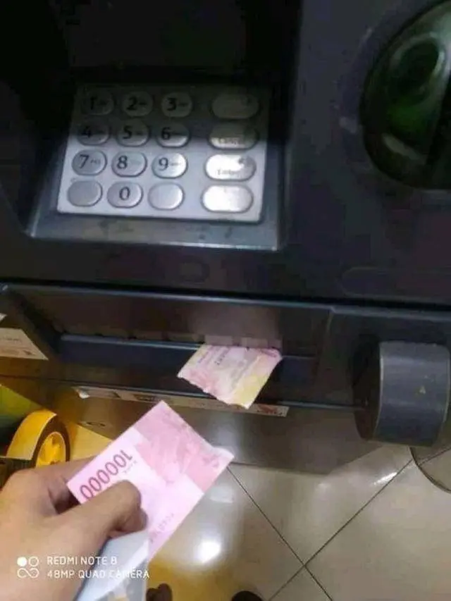 Bikin Sedih, Ini 8 Potret Dapat Uang Sobek yang Langsung Bikin Kesal