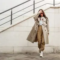 Ilustrasi padu padan long coat yang stylish. (c)KVVictory/Depositphotos.com