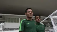 Pemain Timnas Indonesia, Evan Dimas dan Febri Hariyadi, bersiap mengikuti latihan di Stadion Madya, Jakarta, Minggu (11/11). Latihan ini persiapan jelang laga Piala AFF 2018 melawan Timor Leste. (Bola.com/Vitalis Yogi Trisna)