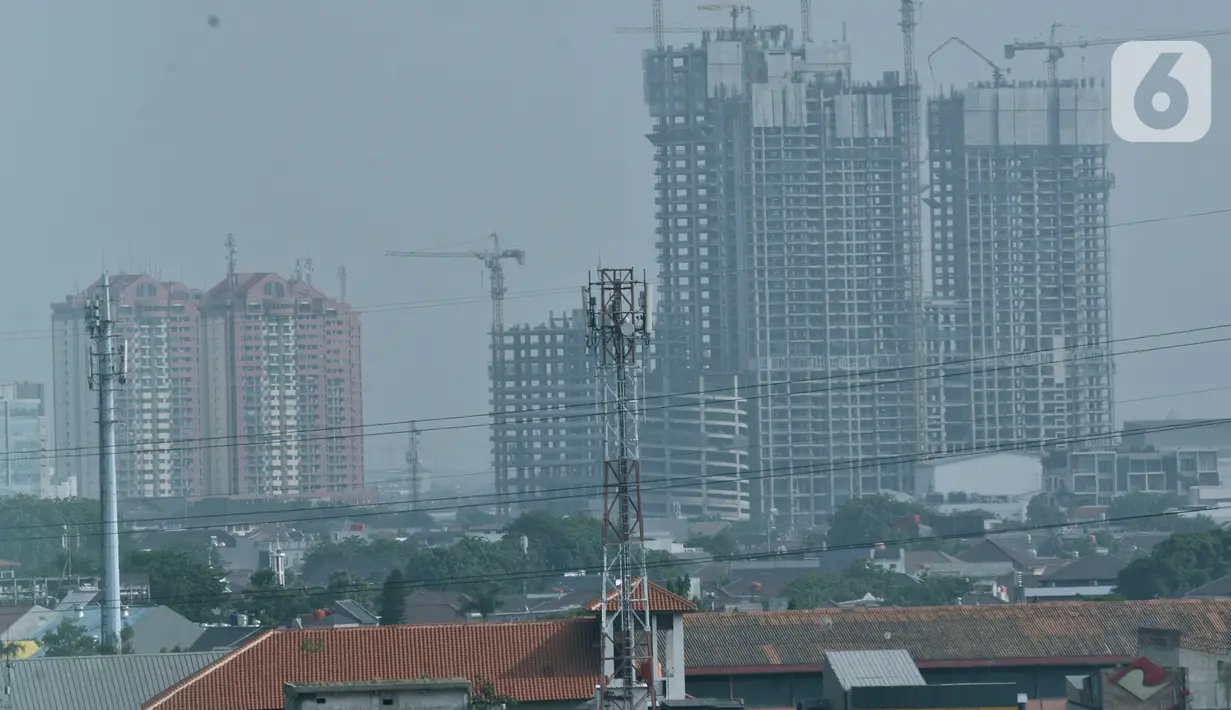 Sejumlah gedung hunian vertikal saat dalam tahap pembangunan di Jakarta, Minggu (15/12/2019). Konsep hunian vertikal untuk milenial yang tengah digodok Kemen PUPR diharapkan dapat memenuhi sebagian kebutuhan 81 juta anak muda di Indonesia untuk memiliki tempat tinggal. (merdeka.com/Iqbal Nugroho)