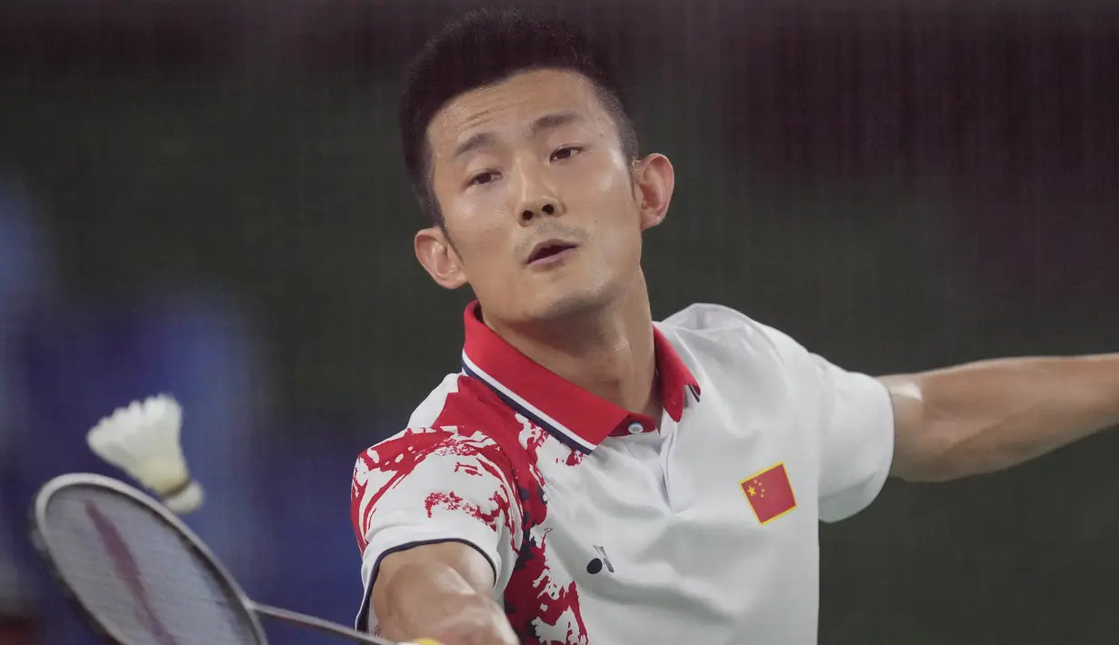 Usai interval, Anthony Sinisuka Ginting masih kesulitan mengimbangi permainan Chen Long. Skor 8-15 sempat terjadi sebelum akhirnya mampu dipangkas Anthony Sinisuka Ginting menjadi 15-19. Sempat meraih 1 poin lagi, hingga akhirnya gim pertama direbut Chen Long dengan 21-16. (Foto: AP/Dita Alangkara)