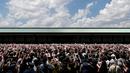 Ribuan warga menunggu kemunculan perdana Kaisar Jepang Naruhito dan Permaisuri Masako di Istana Kekaisaran di Tokyo, Jepang (4/5/2019). Naruhito resmi menjadi penguasa monarki tertua dunia setelah sang ayah, Kaisar Akihito, resmi turun takhta. (Reuters/Issei Kato)