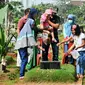 Warga menaburkan bunga di atas makam saat tradisi ziarah kubur di TPU Karet Bivak, Jakarta, Minggu (29/5/2016). Jelang bulan Ramadan, umat Muslim mulai ramai berziarah ke makam keluarganya. (Liputan6.com/Yoppy Renato)