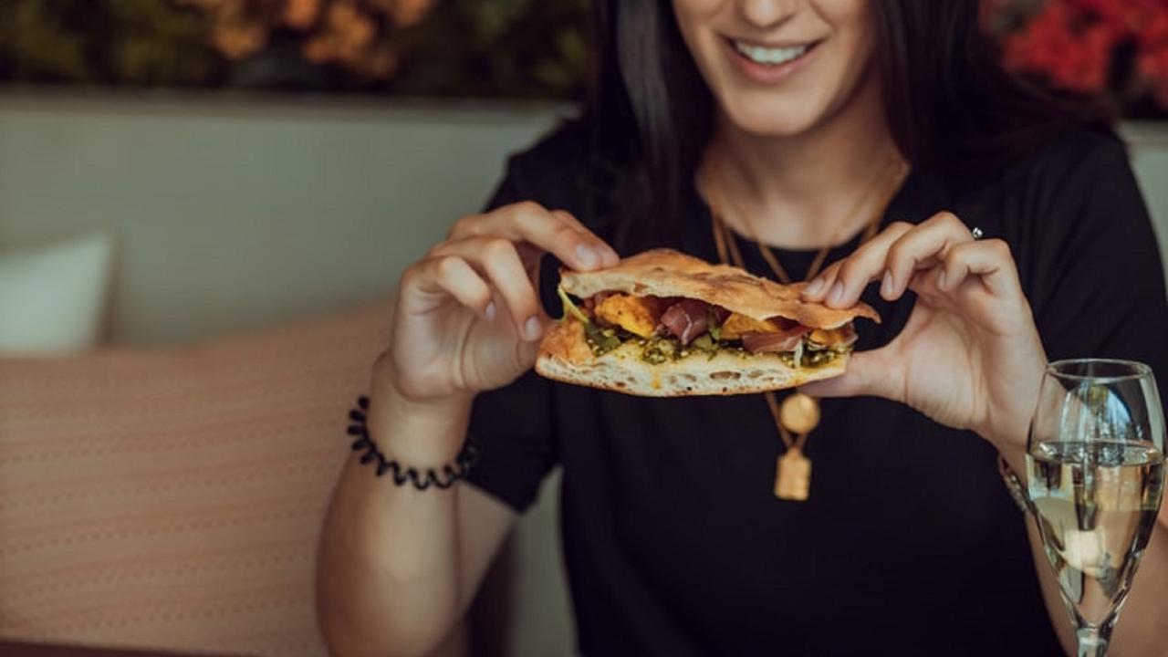 Ilustrasi makan dan minum