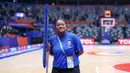 Junianti Rohmalia adalah salah satu volunteer court cleaner selama Piala Dunia FIBA 2023 di Indonesia Arena. Tugasnya adalah membersihkan lapangan saat, sebelum, hingga seusai laga. Junianti sehari-hari bekerja sebagai seorang guru. (Bola.com/Bagaskara Lazuardi)