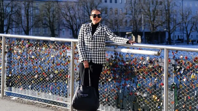 Potret Donna Agnesia dengan Outfit Mewah di Salzburg, Cantik Elegan dan Berkelas (credit: instagram.com/darius_sinathrya).