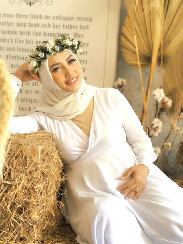 6 Potret Maternity Yulita MasterChef, Anggun dengan Floral Head