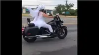 pengantin wanita kendarai Harley (foto: newsflare)