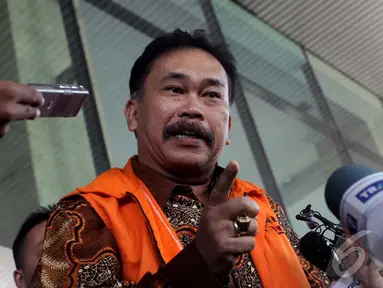 Bupati Tapanuli Tengah, Sumut, Raja Bonaran Situmeang, tersangka kasus dugaan suap hakim MK terkait pengurusan sengketa pilkada, diperiksa penyidik KPK di Gedung KPK, Jakarta, Jumat (24/10/2014) (Liputan6.com/Johan Tallo)