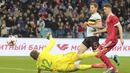 Pemain Rusia, Alexey Miranchuk mencetak gol setelah mengecoh kiper Belgia, Simon Mignolet pada laga persahabatan di Fisht stadium, Sochi, Rusia, Selasa (28/3/2017). Rusia bermain imbang 3-3. (AP/Denis Tyrin)