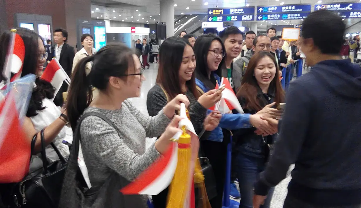Ratusan fans Rio Haryanto berebut foto dengan sang idola di Bandar Udara Internasional Pudong Shanghai, Selasa (12/4/2016) WIB. (Bola.com/Rio Haryanto Media)