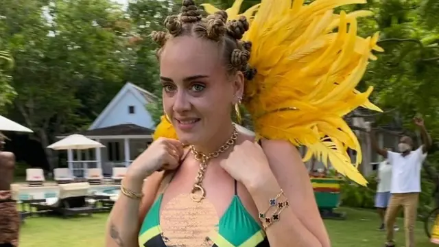 Unggahan Adele dengan bikini bendera Jamaika dan gaya rambut Kepang Bantu (Instagram/ Adele)