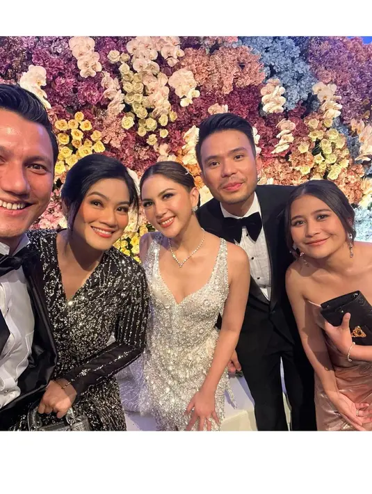 Pasangan selebriti yang selalu kompak dan mesra, Titi Kamal dan Christian Sugiono juga terlihat hadir. Momen saat membagikan momen berfoto bareng pengantin bersama Prilly Latuconsina. [Instagram/titi_kamall]