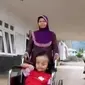 Sejak berusia empat bulan, Sakinah divonis menderita pembesaran kepala disusul penyakit polio.