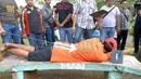 Rangkaian pra rekonstruksi diawali dengan IV saat tidur di taman komplek, yang berada di depan rumah Pipik. (3/7/14) (Liputan6.com/Miftahul Hayat)