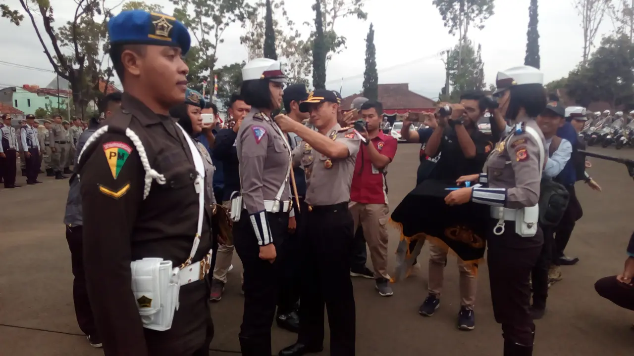 Kapolres Garut AKBP Budi Satria Wiguna menyematkan pita tanda dimulainya operasi zebra