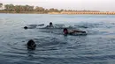 Sejumlah anak menikmati berenang di sungai Nil saat cuaca panas di Kairo, Mesir, Rabu  (12/8/2015). Gelombang panas di Mesir menewaskan paling tidak 61 orang dalam tiga hari terakhir. (REUTERS/Mohamed Abd El Ghany)