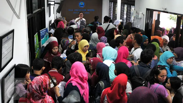 20151228-Tes Narkoba Warga Serbu Laboratorium BNN-Jakarta-Yoppy Renato