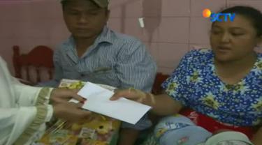 Keluarga bayi di Lampung dan Solo turut berbahagia mendapat bingkisan di HUT ke-27 SCTV.