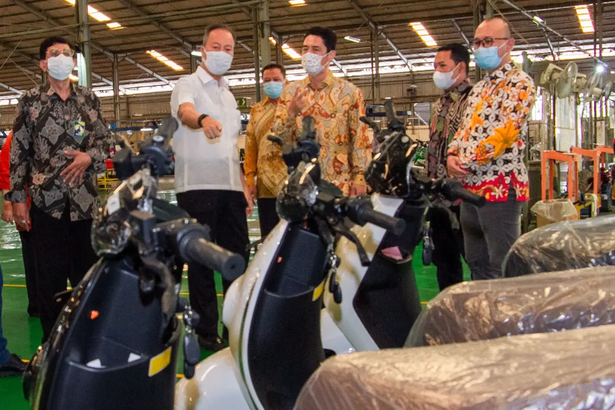 Menteri Perindustrian Agus Gumiwang Kartasasmita saat melakukan kunjungan kerja di PT Triangle Motorindo (VIAR Motor) di Semarang, Jawa Tengah, Jumat (14/10). (Dok. Kemenperin)