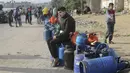 Warga Palestina pun beramai-ramai mendatangi pusat distribusi bantuan demi mendapatkan gas elpiji. (AP Photo/Hatem Ali)