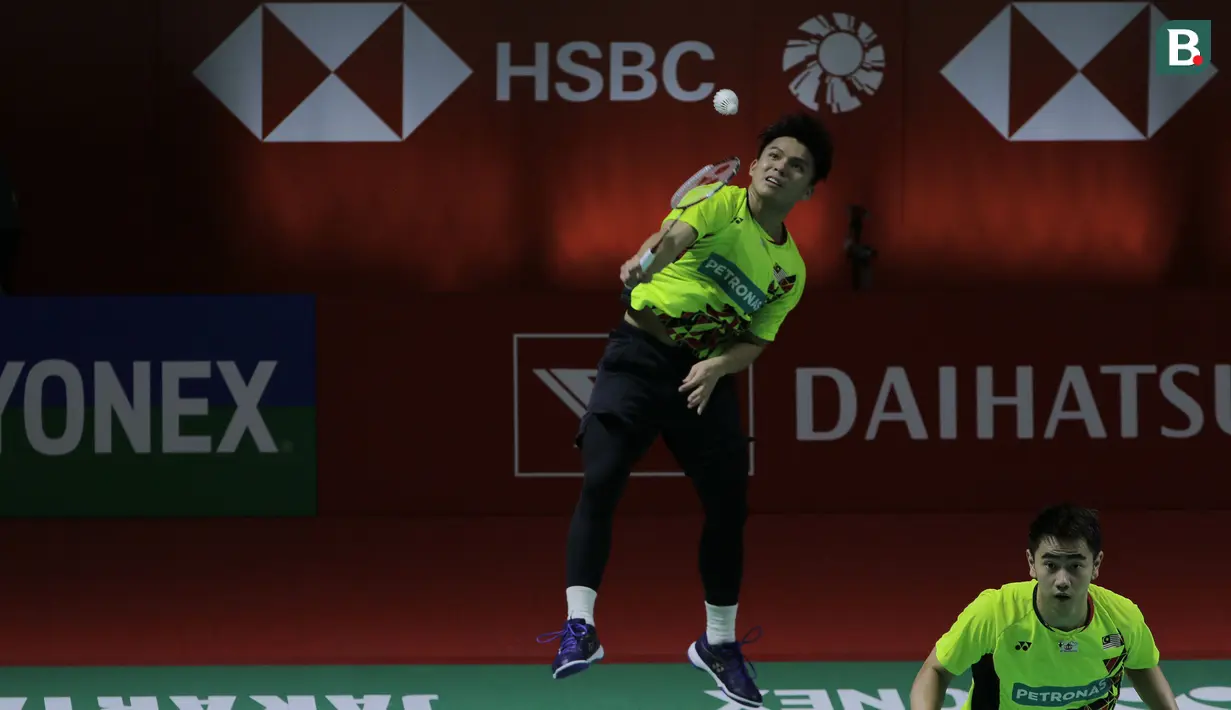 Setelah sempat menipiskan jarak hingga 8-14, Goh Sze Fei/Nur Izzuddin tanpa ampun hanya memberi dua poin saja untuk The Minions dan menutup game pertama dengan 21-10. (Bola.com/Ikhwan Yanuar)