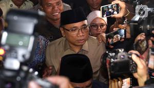 Yaqut Cholil Qoumas tidak banyak bicara ketika ditanya beberapa pertanyaan oleh pewarta. Tampak dalam foto, mantan Menteri Agama Republik Indonesia, Yaqut Cholil Qoumas, saat meninggalkan Gedung Komisi Pemberantasan Korupsi (KPK), Jakarta, Selasa (16/12/2025). (Liputan6.com/HelmiFithriansyah)