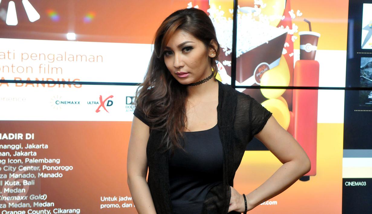 Pemain film sekaligus model sexy, Baby Margaretha berpose saat press screening film Yakuza Apocalypse di kawasan Semanggi, Jakarta Pusat, Senin (29/6/2015). (Liputan6.com/Panji Diksana)