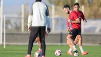 Jordi Amat (tengah) melakukan latihan passing drill dan positioning saat sesi latihan dalam program pemusatan latihan di Turki, Kamis (28/12/2023). (Dok. PSSI)