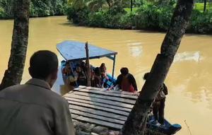 Pelajar dan Warga Sukabumi Terpaksa Gunakan Perahu Usai Jembatan Putus (Foto: Fira Syahrin/Liputan6.com)