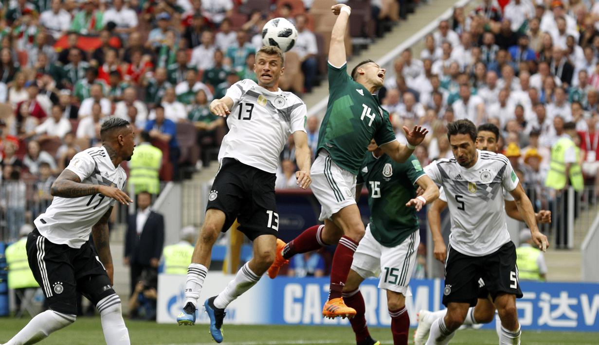 Gelandang Jerman, Thomas Mueller, duel udara dengan striker Meksiko, Javier Hernandez, pada laga Grup F Piala Dunia di Stadion Luzhniki, Moskow, Minggu (17/6/2018). Meksiko menang 1-0 atas Jerman. (AP/Victor Caivano)