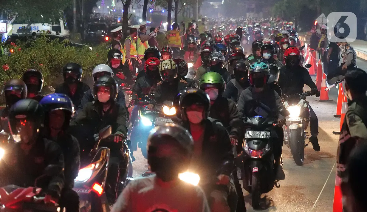 Antrean pemudik motor saat melintas di posko penyekatan mudik di Kedungwaringin, Kabupaten Bekasi, Jawa Barat, Selasa (11/5/2021) dini hari. Polisi kembali memberlakukan diskresi terhadap pemudik motor karena jumlahnya tidak terbendung. (Liputan6.com/Herman Zakharia)