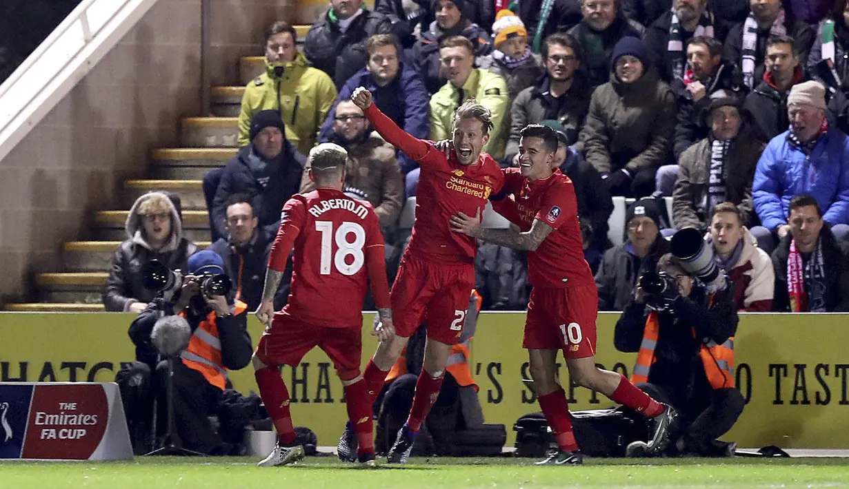 Kegembiraan Lucas Leiva (tangah) saat merayakan golnya ke gawang Plymouth Argyle pada babak ketiga Piala FA di Home Park, Plymouth, (18/1/2017).  Liverpool menang 1-0. (Andrew Matthews/PA via AP)