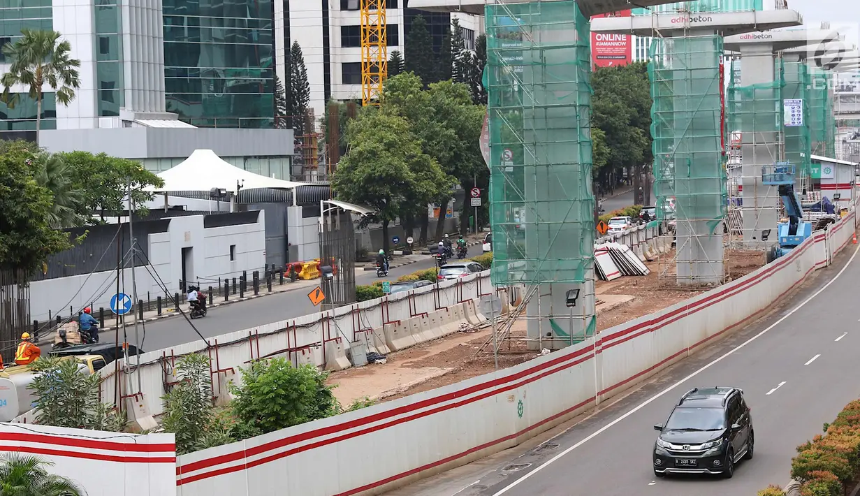 Suasana konstruksi layang proyek LRT yang sepi dari aktivitas di kawasan Kuningan, Jakarta Selatan, Rabu (21/2). Kebijakan Presiden Jokowi ini menyebabkan semua proyek konstruksi elevated LRT juga turut dihentikan. (Liputan6.com/Immanuel Antonius)