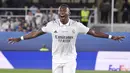 Pemain Real Madrid, David Alaba, melakukan selebrasi setelah mencetak gol ke gawang Eintracht Frankfurt pada Laga UEFA Super Cup, di Helsinki, (10/8/2022). Mantan pemain Bayern Munchen itu menerima bayaran sebesar 1,88 juta euro atau lebih dari 18 miliar per bulan. (Jussi Nukari / Lehtikuva / AFP)
