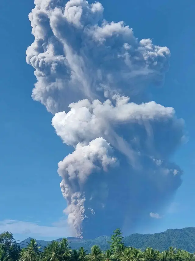 Gunung Dukono Erupsi: Tiga Tewas, Puluhan Terjebak
